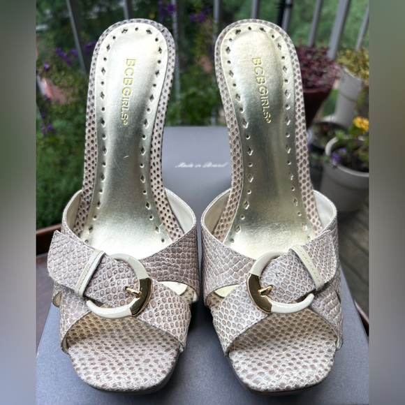 Cream Leather Peep Toe Sandal with Buckle
Size 10
Like New / Never Worn
BCBGirls - Picture 1 of 10